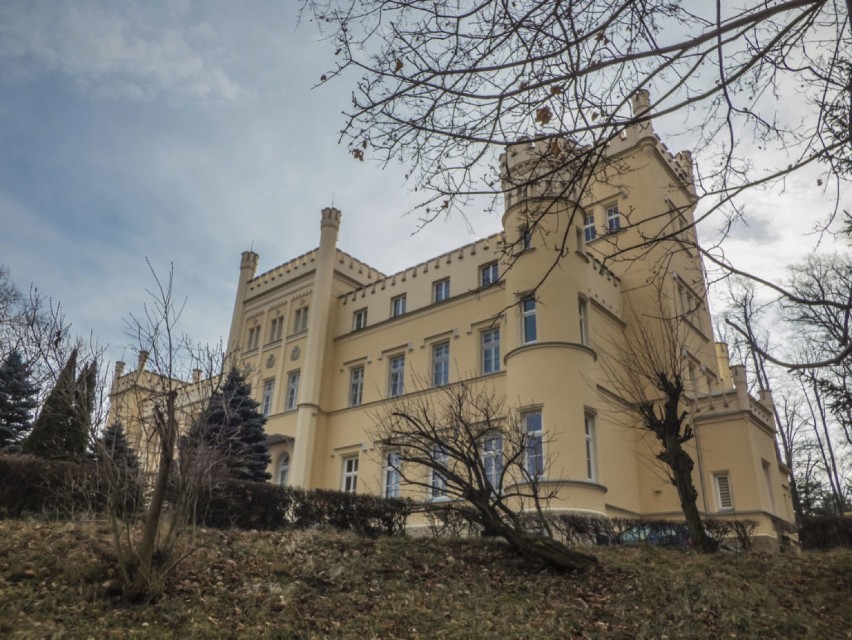 Pałac Hochbergów w Świebodzicach. Monumentalny i piękny budynek z niezwykłą historią. Zobacz! ZDJĘCIA