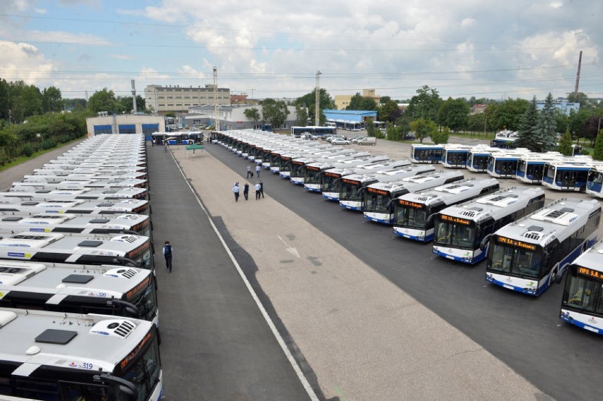 Do Krakowa dotarło 60 nowych ekologicznych autobusów [ZDJĘCIA, WIDEO]