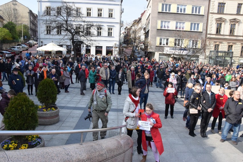 Wiec poparcia dla strajkujących nauczycieli na bielskim placu Chrobrego: Nie odpuszczajcie! [ZDJĘCIA]