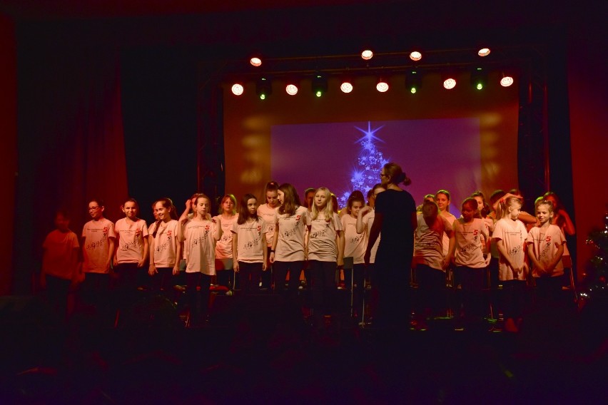 Chór Pięciolinia ze Żnina nagrał płytę. W ŻDK młodzi wokaliści zaśpiewali koncert [zdjęcia, wideo]