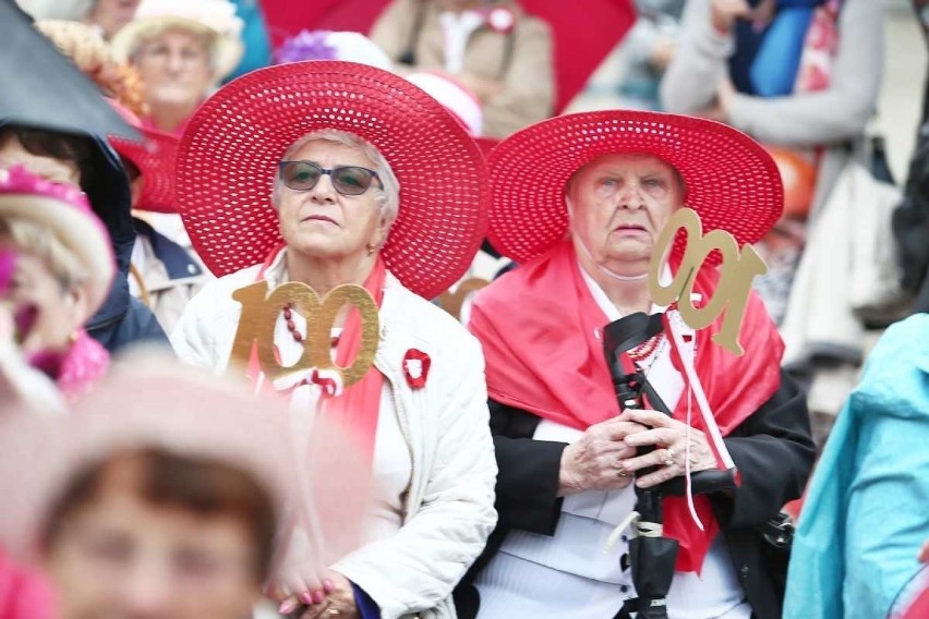 Przez Wrocław przeszedł Marsz Kapeluszy. To część Dni Seniora