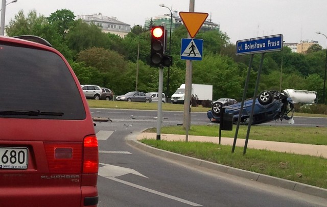 Wypadek na al. Solidarności. Auto dachowało