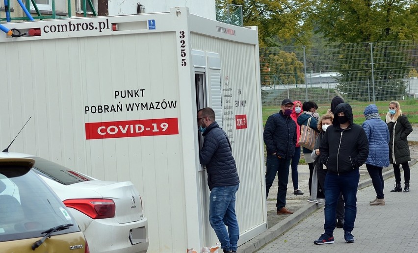 Punkt Pobrań wymazów na Covid-19 na parkingu przy MCZ w...