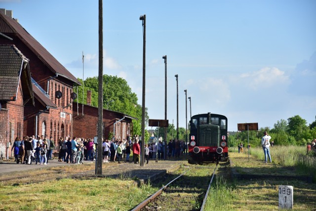 Na zdjęciu pociąg TurKol-u, który na stację w Janowcu Wielkopolskim przyjechał w niedzielę, 30 maja 2021 roku. Fajnie by było, gdyby ruch kolejowy na trasie 281 z Gniezna do Nakła nad Notecią wrócił na stałe.