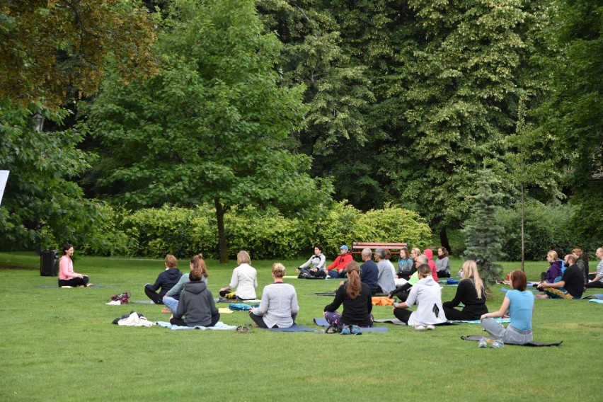 Relaks dla ciała i ducha, czyli joga w Parku Miejskim w Wejherowie [ZDJĘCIA]
