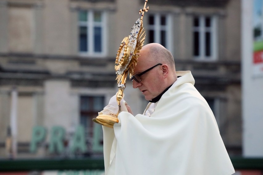 Ksiądz chodzi po parafii z Najświętszym Sakramentem i prosi Boga o łaskę [ZDJĘCIA] 