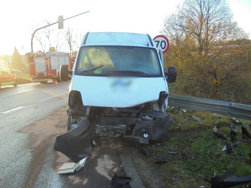 Wypadek na DK28 w Krośnie z udziałem dwóch busów i jednego samochodu osobowego. Kierowca osobówki trafił do szpitala