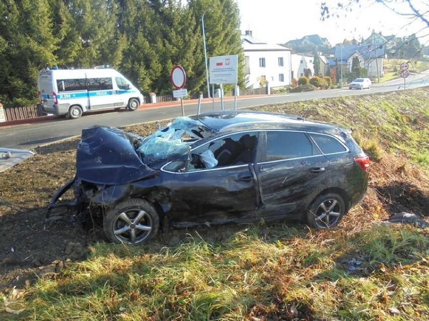 Wypadek na DK28 w Krośnie z udziałem dwóch busów i jednego samochodu osobowego. Kierowca osobówki trafił do szpitala