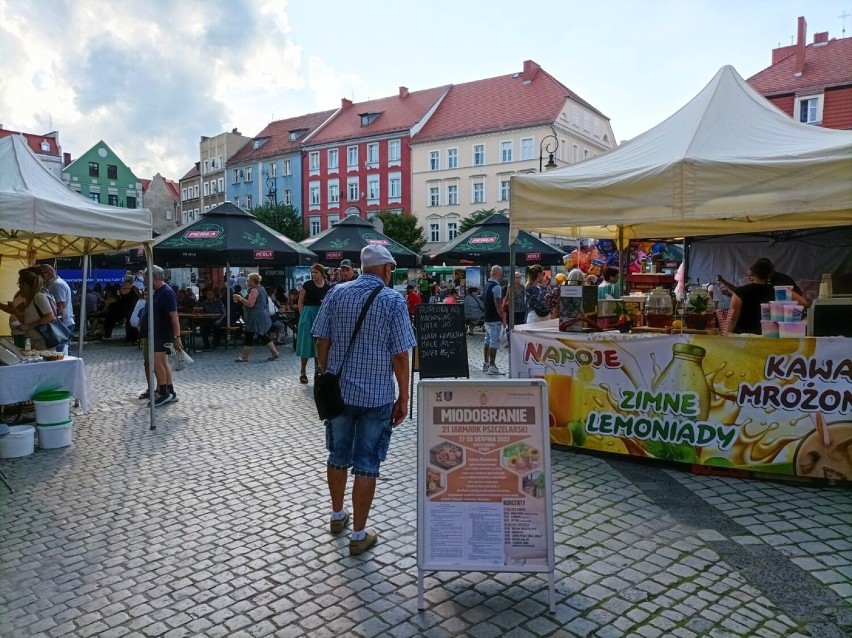 Miodobranie na dzierżoniowskim rynku