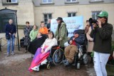 Protest osób niepełnosprawnych i ich opiekunów przed Urzędem Wojewódzkim w Katowicach