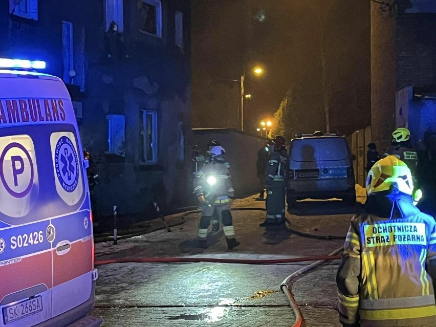 Strażacy ewakuowali z mieszkania objętego pożarem kobietę,...