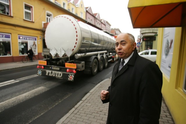 Jan Andrzej Kułacz z Rady Osiedla pokazuje, gdzie odbędzie się protest. Ciężarówki pod oknami leśniczan mieszkających przy Średzkiej to codzienność