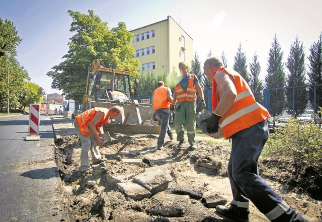 Na Unii Lubelskiej praca wre. Robotnicy zerwali już część asfaltu po jednej stronie. Remont ma zakończyć się 31 sierpnia