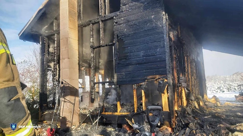 Szybka reakcja służb na pożar domku letniskowego w Miłomłynie – niestety, straty są poważne