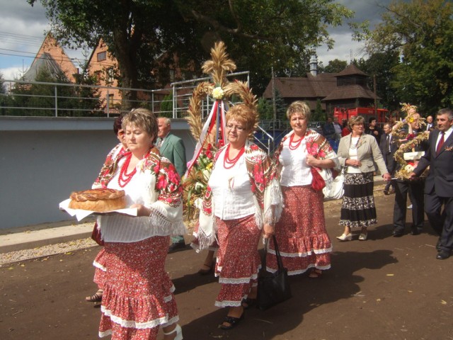 Na czele pochodu z kościoła na stadion w Bodzechowie prezentowano dożynkowe wieńce.