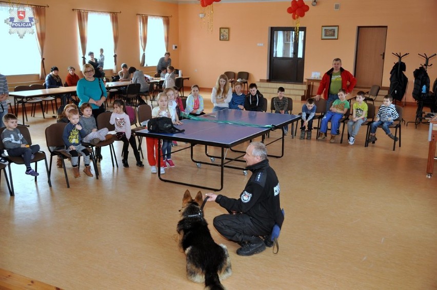 Ferie 2016 w powiecie kraśnickim: Policjanci rozmawiali z dziećmi o bezpieczeństwie ZDJĘCIA, WIDEO