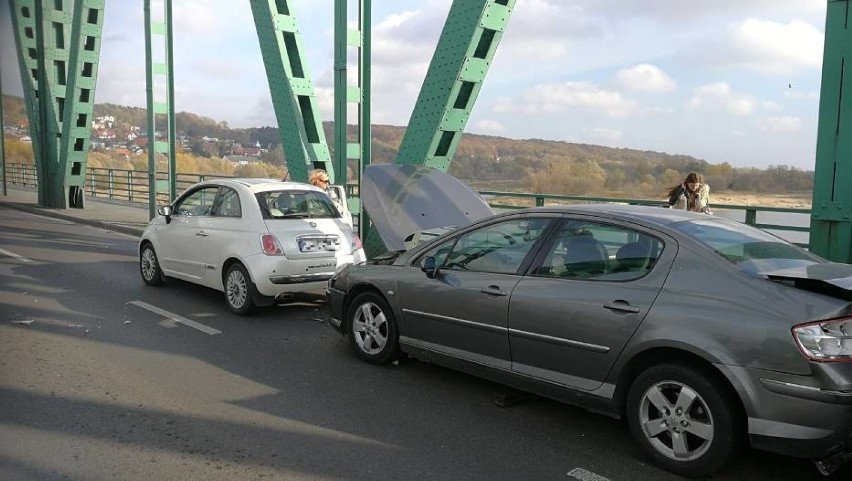Zderzenie trzech aut na moście we Włocławku. Sprawczyni dostała mandat [zdjęcia, wideo]
