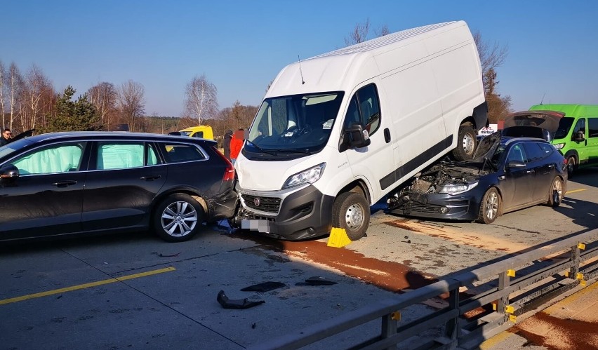 Wypadek na autostradzie A1 w okolicach Kamieńska. Zderzyły się 3 samochody. ZDJĘCIA