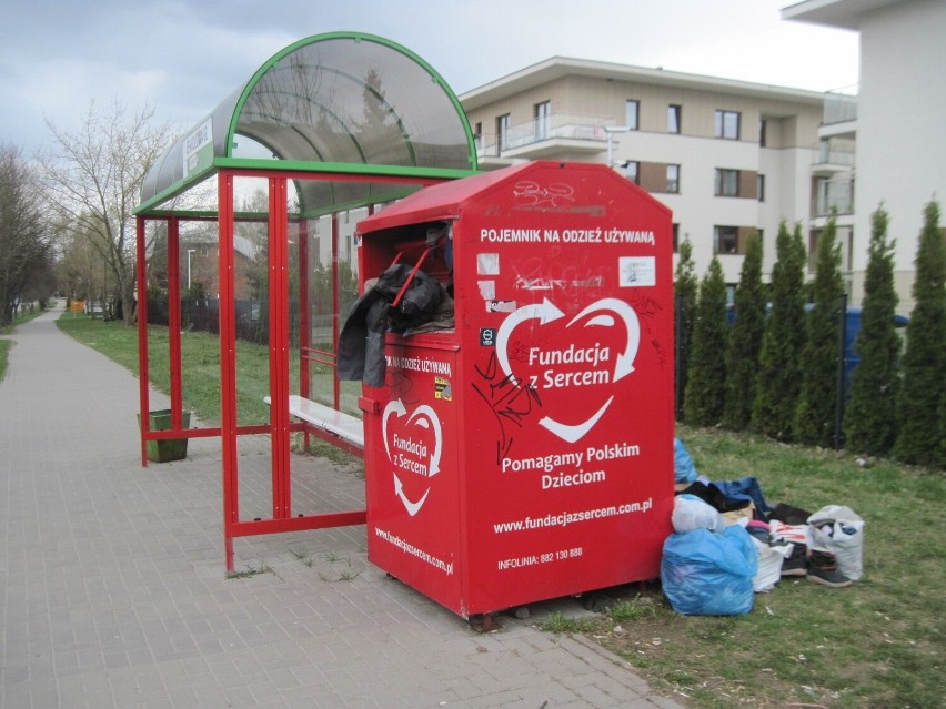 Lublin. Jak to właściwie jest z tymi kontenerami na używaną odzież? 