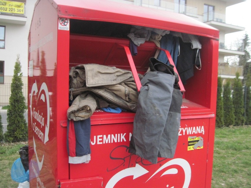 Lublin. Jak to właściwie jest z tymi kontenerami na używaną odzież? 