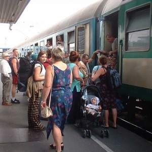Na opóźniony pociąg pospieszny ,,Mamry&amp;#8217;&amp;#8217; z Wrocławia przez Poznań do Ełku oczekiwało wczoraj wielu podróżnych. Fot. R. Domżał