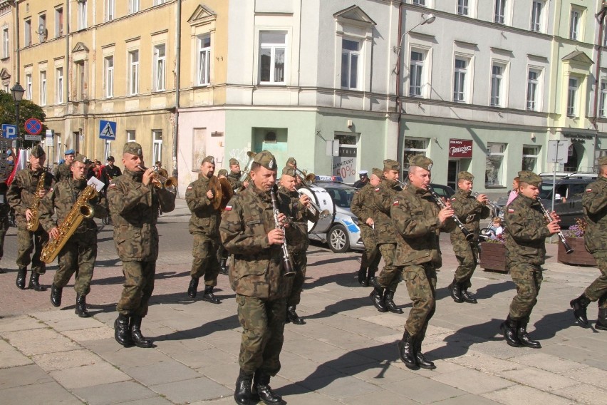 Ślubowanie klas mundurowych w Kielcach. W uroczystości wzięło udział ponad 200 uczniów