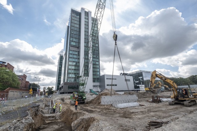 Z opóźnieniem, ale rozpoczęła się budowa najwyższego budynku w Poznaniu. Prace budowlane ruszyły pełną parą. Między hotelami Novotel a Andersią, na przeciwko Starego Browaru, w miejscu parkingu stanie biurowiec Silver, zaprojektowany przez Pracownię Sipińskich.