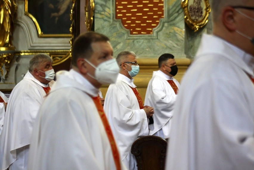 Msza Krzyżma w archikatedrze lubelskiej. W Wielki Czwartek modlili się tu księża z całej diecezji. Zobacz zdjęcia