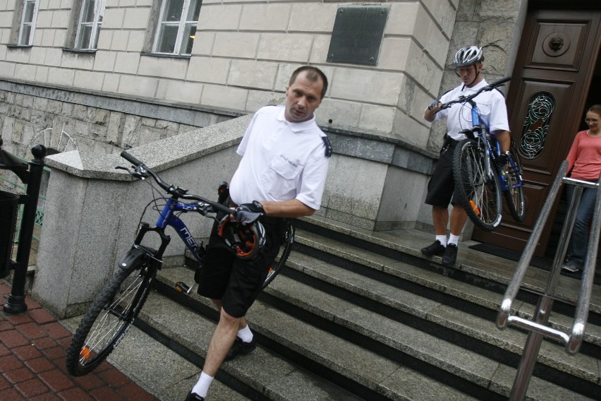 Strażnicy miejscy dostali dwa rowery. Teraz będą patrolować miasto na dwóch kółkach