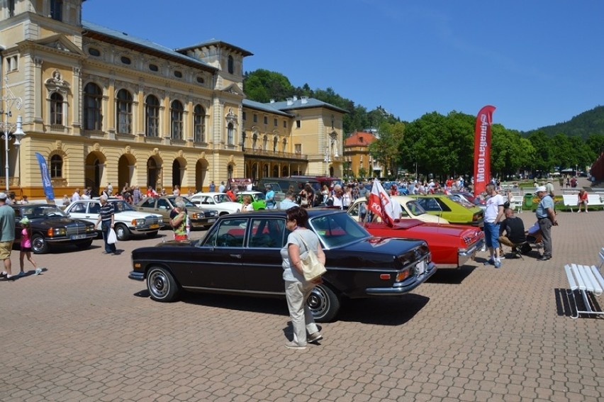 Krynica-Zdrój. Ogólnopolski Zlot Pojazdów Moto Legendy PRL. Na deptaku same perełki