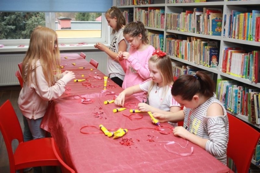 Dzieciaki w Wielgiem szlifują swoje plastyczne talenty na zajęciach. Bo fajnie jest podarować komuś własnoręcznie wykonaną ozdobę!