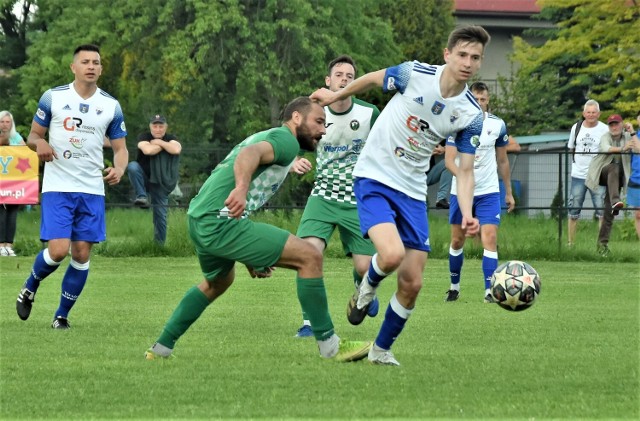 Damian Wilczak wykonuje tzw. czarną robotę w środku boiska