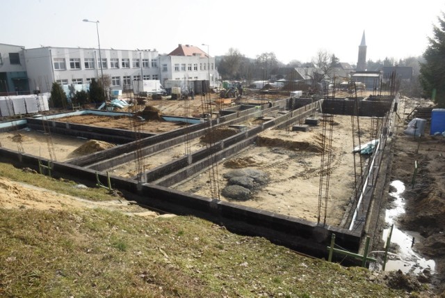 Jak idzie budowa nowego przedszkola w Świdnicy? Jesienią podpisano umowę, a teraz już widać fundamenty. Kiedy dzieci znajdą tu opiekę?