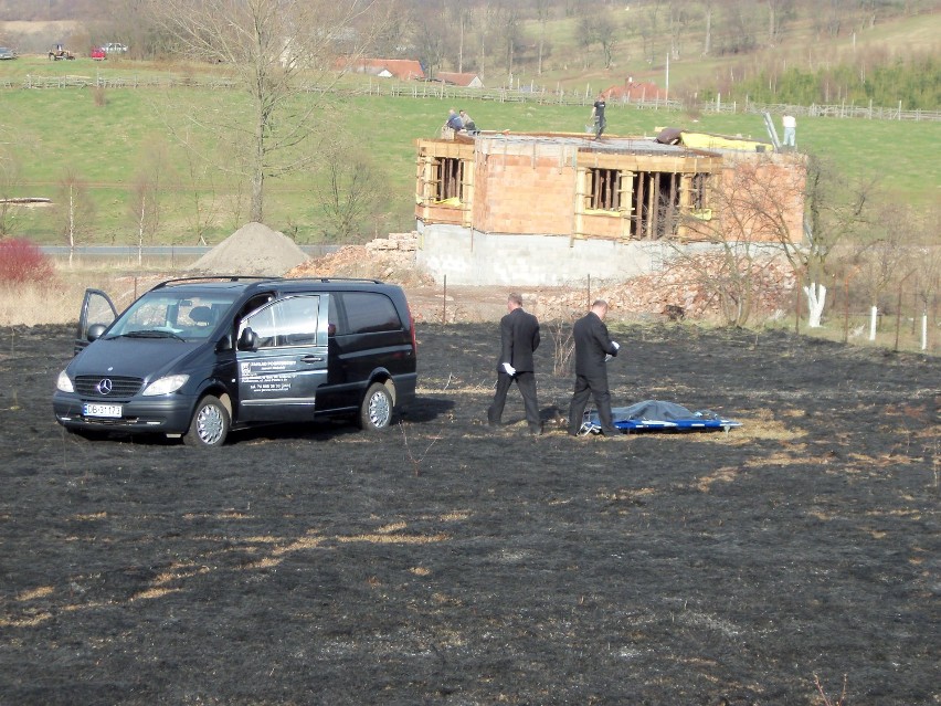 65-letni mieszkaniec Głuszycy zginął w pożarze suchych traw,...