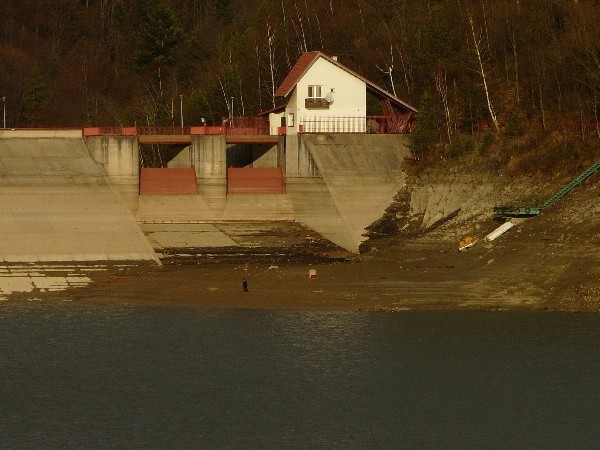 Sztuczne jezioro w Klimkówce odsłoniło nie tylko brzegi, ale i dno [ZDJĘCIA]