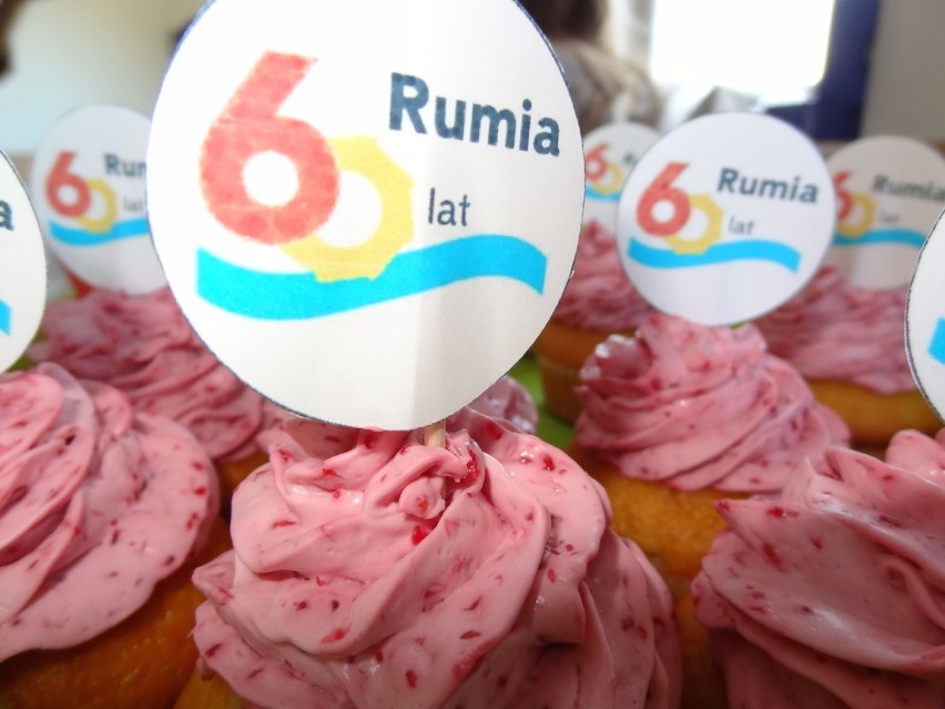 SP 9 w Rumi zorganizowała maraton pływacki "60 km na 60 lecie miasta Rumi" [ZDJĘCIA]