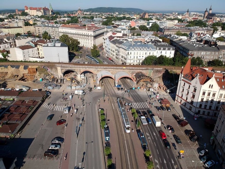 Największa inwestycja kolejowa w Krakowie. Centrum miasta zmienia się nie do poznania [ZDJĘCIA]