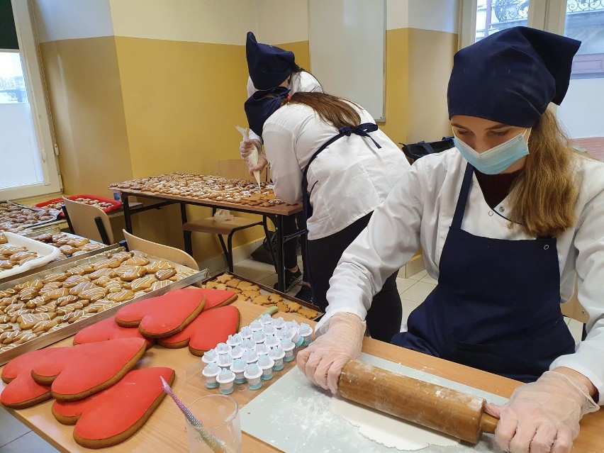 Uczniowie "spożywczaka" upiekli pierniki dla pracowników szpitala w Jarosławiu [ZDJĘCIA]