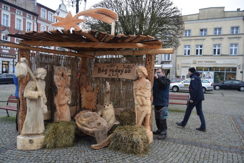 Stajenka Betlejemska 2020 na Rynku w Kościerzynie. Niezwykłe rzeźby i głęboka symbolika [ZDJĘCIA]