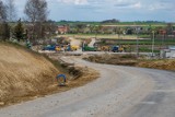 Budowa obwodnicy Kazimierzy Wielkiej idzie pełną parą. Zakończenie robót planowane jest na początek września. Jak wygląda teraz? (ZDJĘCIA)