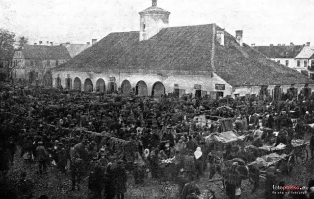 Zabieramy Was w podróż po staszowskich ulicach. Wszystkie zdjęcia pochodzą z portalu Fotopolska.eu. Widać na nich miasto w różnych latach. Między innymi przed wybuchem pierwszej wojny światowej, w okresie międzywojennym oraz w latach drugiej wojny światowej i po drugiej wojnie. 

Na kolejnych slajdach zobaczycie, jak wyglądały staszowskie ulice w tamtych latach>>> 