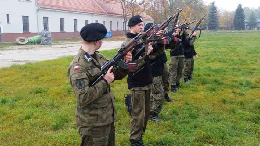 Uczniowie V LO na ćwiczeniach wojskowych