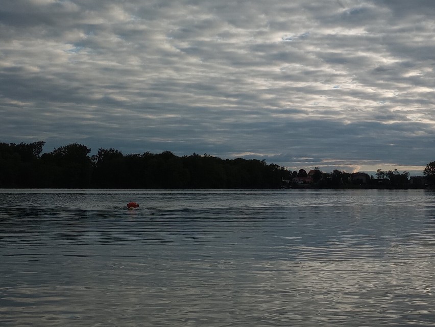 Maciej Kosiński przepłynął wpław całą rynnę jezior człuchowskich! 6 km trasy zajęło mu 2 godziny i 42 minuty