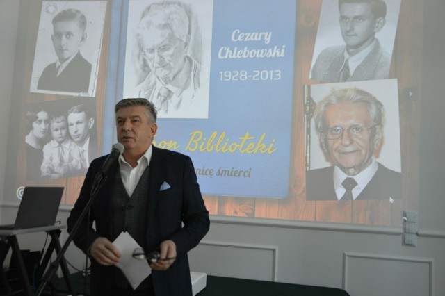 Postać patrona biblioteki przedstawił dyrektor Dariusz Kowalczyk