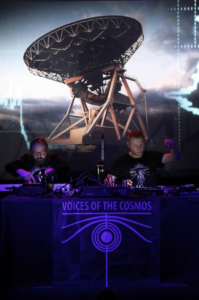 Wojciech Zięba i Rafał Iwański, kompozytorzy Voices Of The Cosmos  podczas koncertu w Wojewódzkim Ośrodku Animacji Kultury w Toruniu
