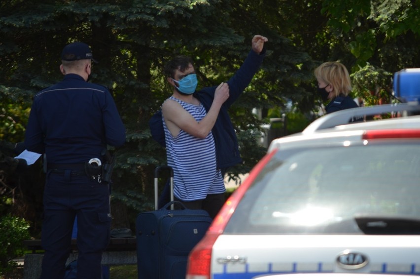 Głogów: Golas na przystanku busów. Mężczyzna rozebrał się na ławce i suszył majtki 