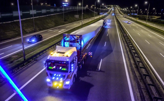 21.05.2020 gdansk
gdanskie obwodnica - nocny transport elementow do budowy farmy wiatrowej pomerania
fot. przemek swiderski / polska press / dziennik baltycki