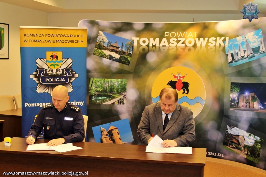 Będą dodatkowe patrole policji w powiecie tomaszowskim. Starosta podpisał porozumienie z komendantem policji [zdjęcia] 