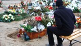 Zmarli na nekropolii przy ulicy Jaskółczej spoczywają w błocie