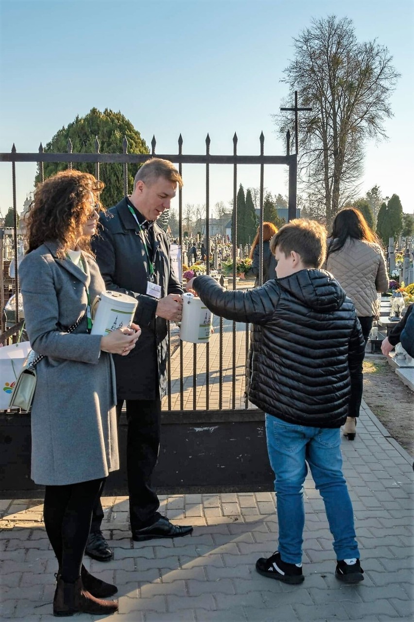 Pieniądze z kwesty pomogą w renowacji zabytkowych nagrobków na cmentarzu parafialnym we Włodawie